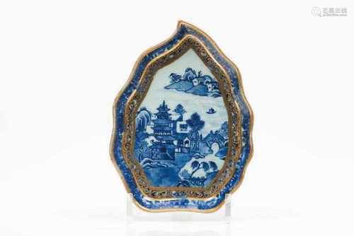 Sauceboat trayChinese export porcelainLeaf shaped of blue underglaze decoration with river