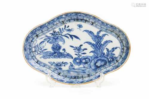 A saucerChinese export porcelainBlue decoration of floral gardenJiaqing reign (1796-182