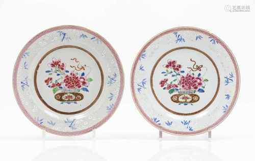 A pair of platesChinese export porcelainPolychrome 