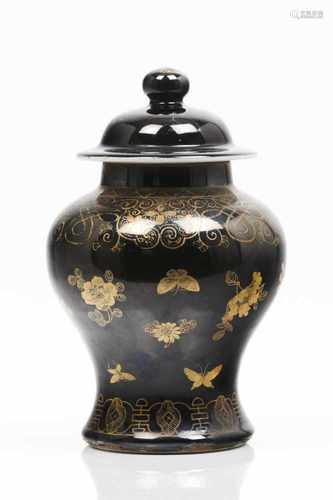 A pot with coverChinese export porcelainFlowers and insects gilt decoration on 