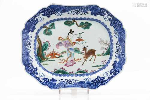 A scalloped trayChinese export porcelainPolychrome and gilt 