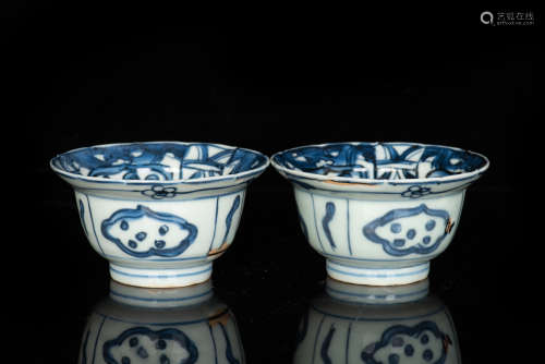 PAIR OF BLUE AND WHITE SMALL BOWLS