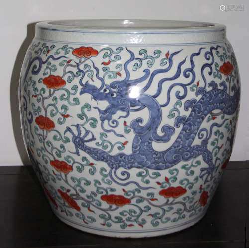 A CHINESE MULTI COLORED DRAGON PATTERN PORCELAIN VAT