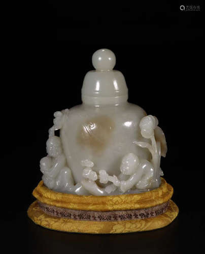 A CHINESE CARVED HETIAN JADE VASE
