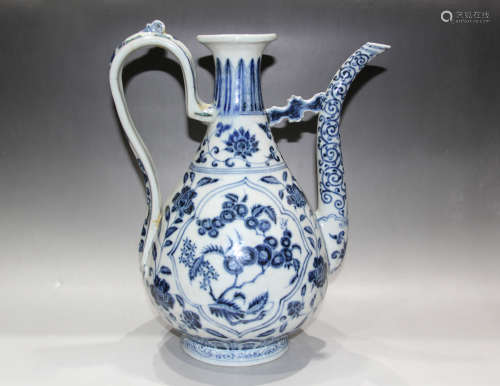 A CHINESE BLUE AND WHITE FLORAL PORCELAIN EWER