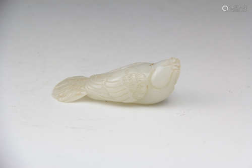 A CHINESE CARVED HETIAN JADE BIRD PENDANT
