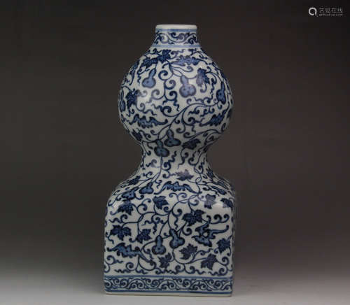 A CHINESE BLUE AND WHITE PORCELAIN GOURD-SHAPED VASE