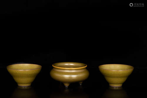SET OF THREE TEA DUST GLAZED CENSER AND CUPS