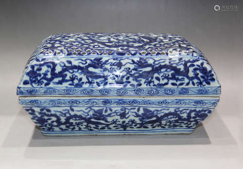 A CHINESE DRAGON PATTERN BLUE AND WHITE PORCELAIN AROMATHERAPY