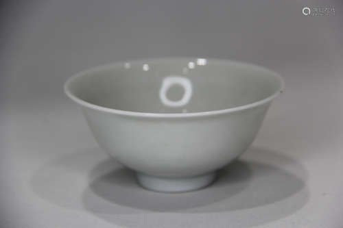 A CHINESE WHITE GLAZED PORCELAIN BOWL