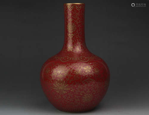 A CHINESE GILD PORCELAIN BALL-SHAPED VASE