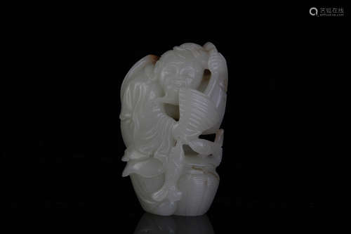 A CHINESE CARVED HETIAN JADE ORNAMENT