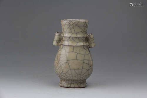 A CHINESE GE KILN PORCELAIN VASE