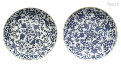 A PAIR OF QING DYNASTY BLUE AND WHITE DISHES\t 18th…