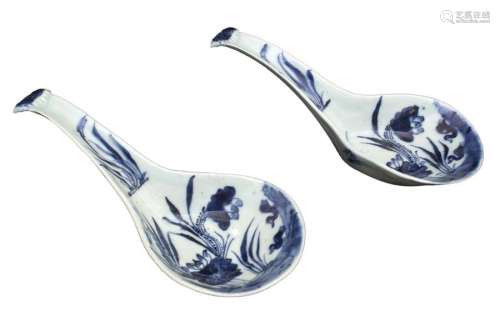 A PAIR OF QING DYNASTY BLUE AND WHITE SPOONS 19th …