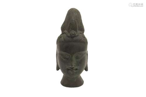 AN EARLY 20TH CENTURY CHINESE BRONZE GUANYIN HEAD …