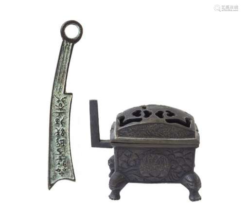 AN EARLY 20TH CENTURY CHINESE BRONZE INCENSE BURNE…