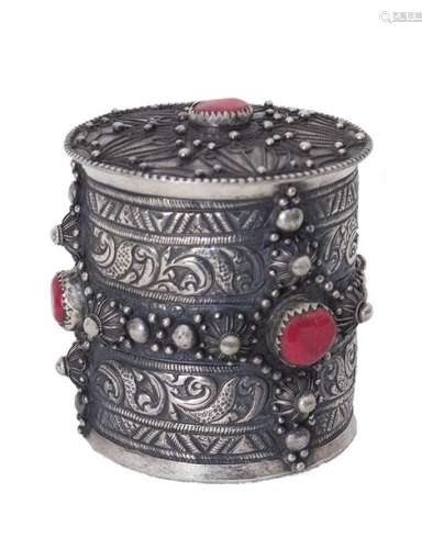 AN INDONESIAN HARDSTONE INLAY SILVER CILINDRICAL B…