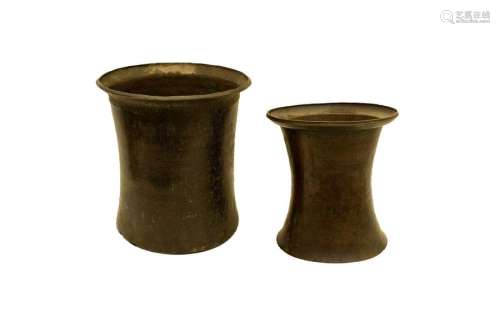 TWO INDONESIAN BRONZE CONTAINERS 20,5 x 18 and 17 …