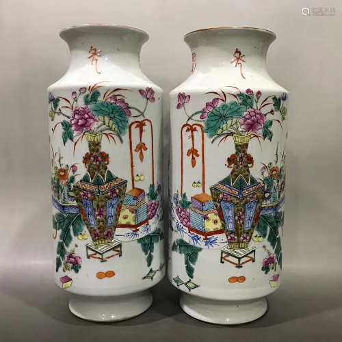 A PAIR OF CHINESE FAMILLE ROSE PORCELAIN VASE