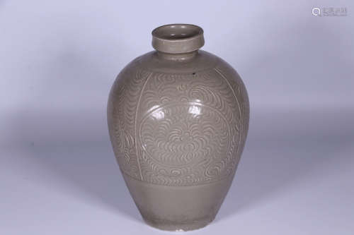 CELADON GLAZED AND CARVED VASE, MEIPING