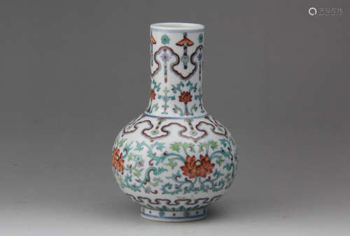A CHINESE DOUCAI FLORAL TWINE PATTERN BALL-SHAPED VASE