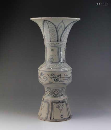 A CHINESE BLUE AND WHITE PORCELAIN ZUN VASE