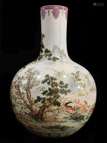 A CHINESE PAINTED PORCELAIN BALL-SHAPED VASE