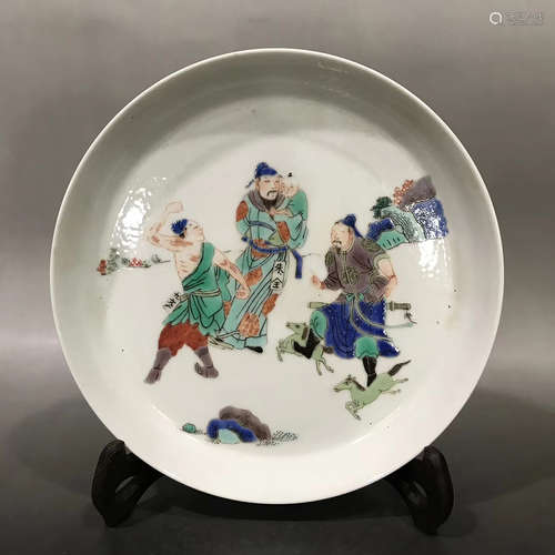 A CHINESE MULTI COLORED PORCELAIN PLATE