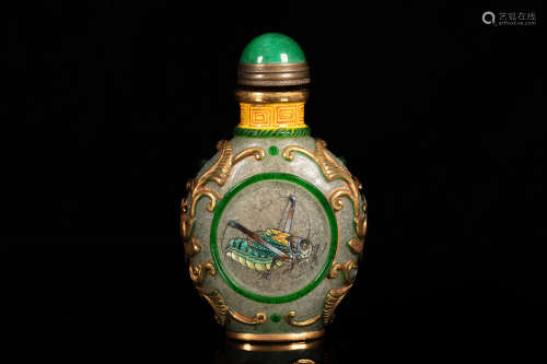 A GILT-DECORATED 'CRICKET' SNUFF BOTTLE
