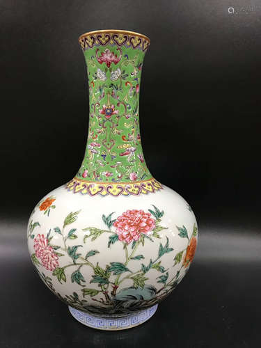 A CHINESE FAMILLE ROSE FLORAL PORCELAIN VASE