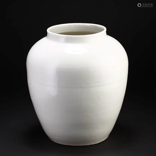 A CHINESE WHITE GLAZED PORCELAIN JAR