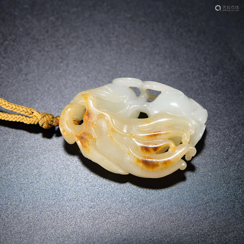 A CHINESE CARVED JADE PENDANT