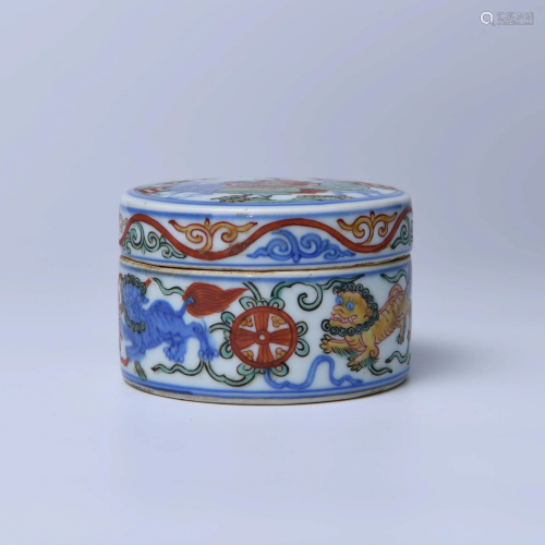 A CHINESE DOUCAI PAINTED PORCELAIN BOX