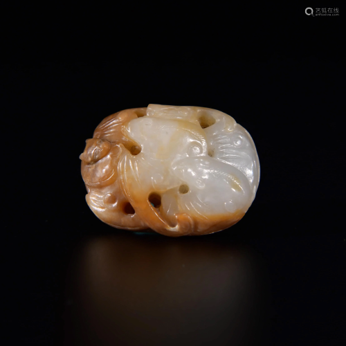 A CHINESE CARVED JADE PENDANT