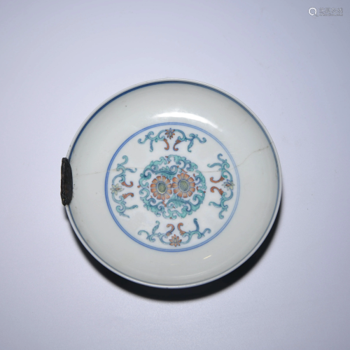 A CHINESE DOUCAI FLORAL PORCELAIN PLATE