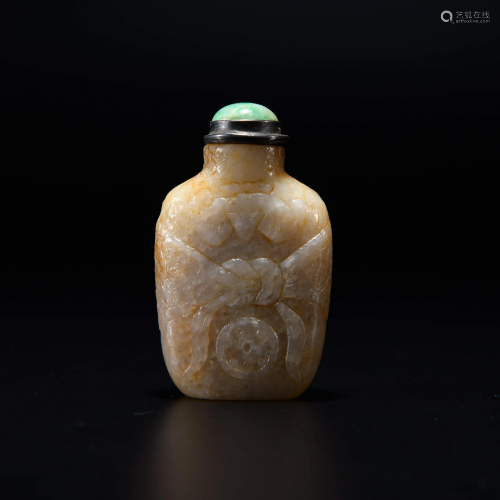A CHINESE CARVED JADE SNUFF BOTTLE