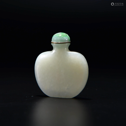 A CHINESE JADE SNUFF BOTTLE