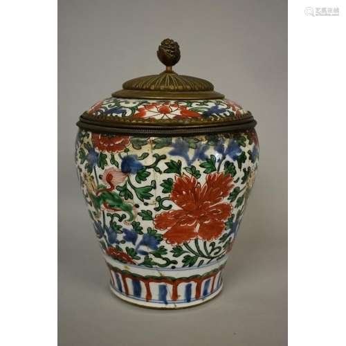 A Chinese wucai jar and cover,