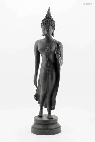 Bouddha debout marchant de Thaïlande de style Sukhothai en bronze à patine brune. [...]