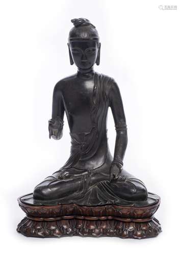 Bouddha en bronze à patine noire, assis en Dhyanasana, la main gauche et la droite [...]