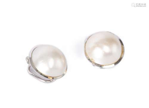 Paire de boucles d'oreilles en perles mabé et or blanc .750. Diam. 1.7 cm Poids 10.4 [...]