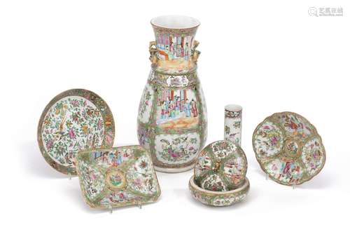 Six pièces en porcelaine de Canton : - 1 plat ovale à décor à 4 scènes en [...]