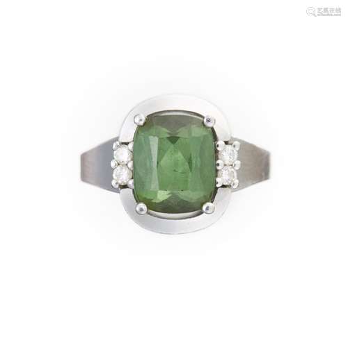 Bague en or blanc .750 avec une tourmaline de env.2.5 cts et de 4 diamants de 0.12 [...]