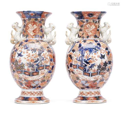 Paire de vases en porcelaine du Japon à décor Imari et 2 shishi aux anses. Epoque [...]