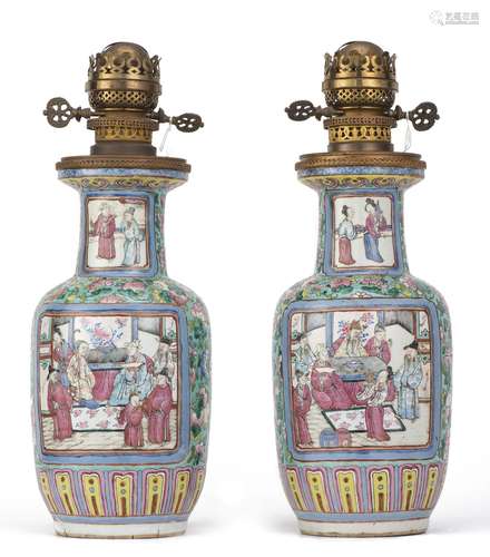 Paire de vases en porcelaine de Chine montés en lampes à décor en émail de Canton [...]