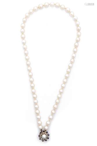 Collier de perles de cultures Akoya D. 7.5 mm. Fermoir interchangeable en or blanc [...]