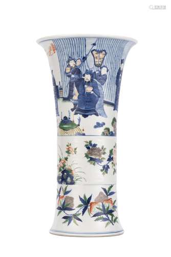 Vase Gu en porcelaine de Chine à décor Wucai en 3 registres présentant des [...]