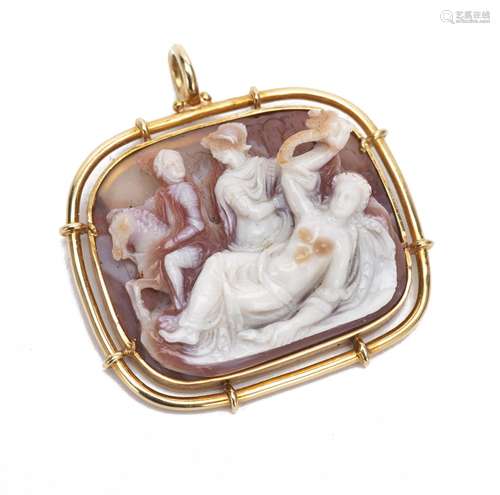 Camée en agate rouge et blanche décoré en haut-relief d'une scène galante [...]