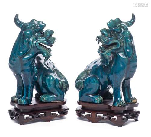 Paire de Qilin bleus (LUDUAN) en porcelaine de Chine, XIXe, avec socles en bois. H. [...]